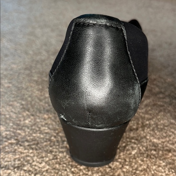 Clarks Black Flats with Suede Finish and Cushioned Insoles - Picture 6 of 7